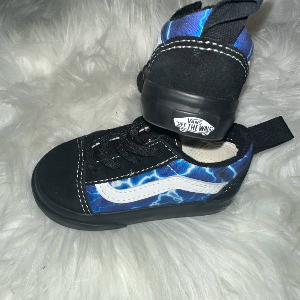 Selling toddler Vans size 5. Sneakers are in good condition.